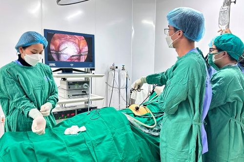 Bé gái 12 tuổi bị xoắn u nang buồng trứng, dấu hiệu nhận biết là gì?