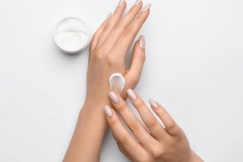 Cách chăm sóc da tay mềm mại trong mùa hanh khô