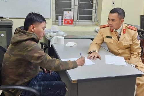 CSGT Hà Nội truy đuổi tên cướp điện thoại của người đi đường