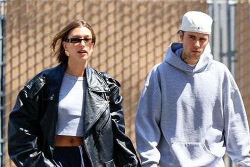 Justin - Hailey Bieber ăn mặc ngày càng lạc quẻ: Chồng luộm thuộm, vợ sành điệu