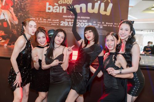 Dàn 'Chị đẹp' hội tụ trên thảm đỏ 'Trên bàn nhậu dưới bàn mưu'