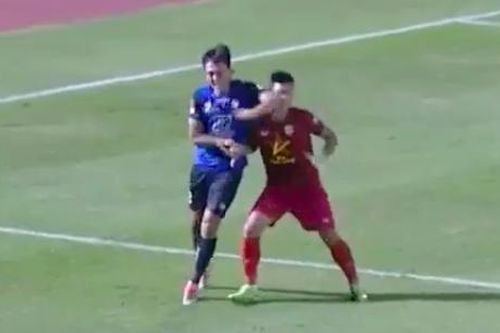 Đề nghị 'treo giò' cầu thủ đánh chỏ đồng nghiệp ở V-League