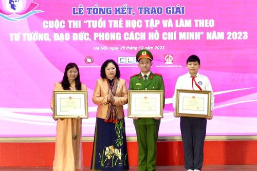Hà Nội: Nam sinh yêu sử đạt giải Nhất cuộc thi tìm hiểu về Bác Hồ