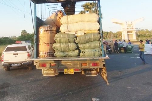 An Giang: Tạm giữ các xe tải chở hàng hóa không rõ nguồn gốc