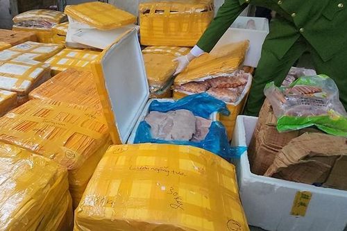 Hà Nội: Phát hiện kho chứa hơn 1 tấn tràng trứng, chân gà, nầm lợn… bẩn