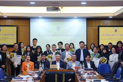 Trao giải 'Tìm kiếm ý tưởng sáng tạo biểu trưng, khẩu hiệu và Mô phỏng ứng dụng điện tử Bộ pháp điển Việt Nam'