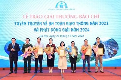 Trao giải thưởng báo chí tuyên truyền về an toàn giao thông