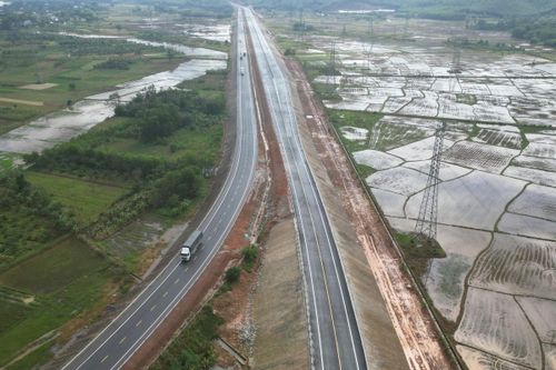Cao tốc phải 4 làn xe!