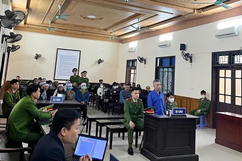 Đâm chết hàng xóm vì nghĩ ném đá vào nhà mình