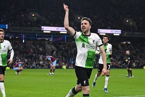 Liverpool chiếm ngôi đầu bảng Premier League trong ngày Lễ tặng quà