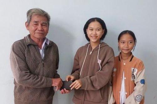 Hai nữ sinh nhặt được của rơi trả lại cụ ông 80 tuổi