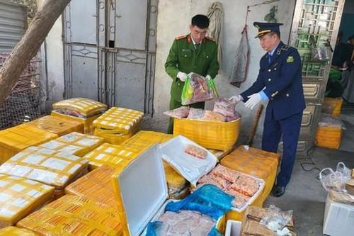 Thấy gì ở kho nội tạng lợn, trứng gà non chuyên cung cấp cho nhà hàng, quán ăn vỉa hè?