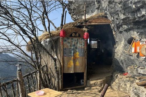 Trung Quốc: Thanh niên 21 tuổi 'nghỉ hưu', về dựng lều sống cheo leo trên núi