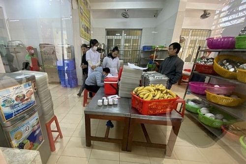 Vụ học sinh nhập viện sau bữa ăn trưa: Phải chờ kết quả giám định