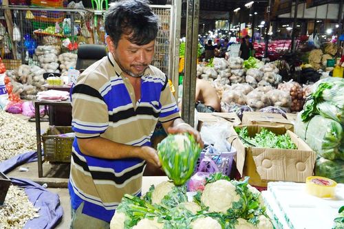 Sức mua giảm hơn nửa, tiểu thương chợ đầu mối thấp thỏm dịp cận Tết