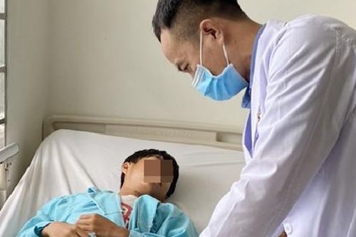 Pháo tự chế phát nổ, nam sinh bị 18 mảnh thủy tinh găm vào người