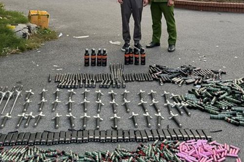 Thanh niên vận chuyển gần 600 loại công cụ hỗ trợ ở Hà Nội
