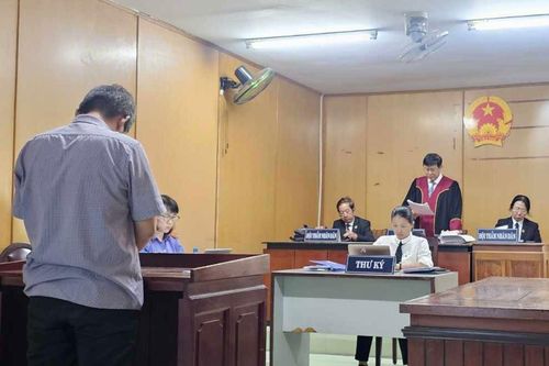 Cựu cảnh sát giả sổ hộ khẩu ở TP.HCM lãnh 4 năm tù