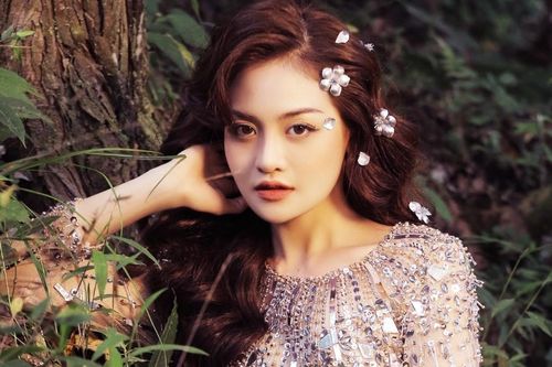 Diễn viên Thùy Anh hóa nàng thơ, lột xác trong mẫu của NTK Hà Duy