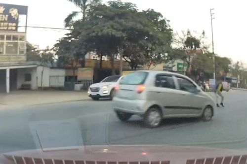 Ô tô phanh cháy lốp tránh người đàn ông sang đường bất cẩn