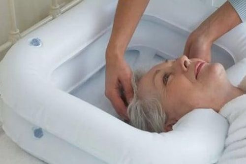 Dễ đột quỵ khi gội đầu vào mùa đông, người già tuyệt đối tránh 3 điều