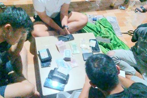 Bắt giữ nhóm thanh niên tổ chức đánh bạc trong quán cà phê