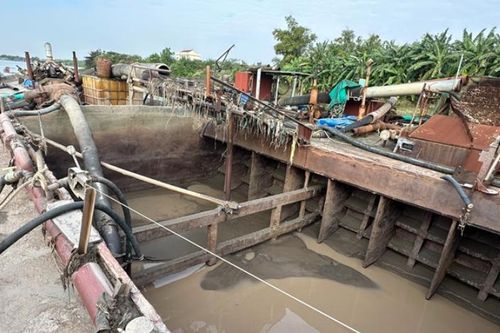 Phát hiện tàu vỏ xi măng hút cát trái phép trên sông Rạng