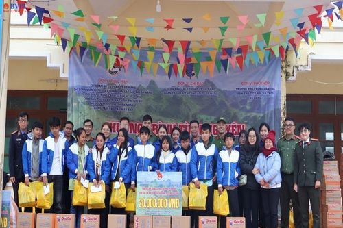 Chi đoàn VKSND cấp cao tại Đà Nẵng phối hợp tổ chức Chương trình tình nguyện 'Đông ấm vùng cao'