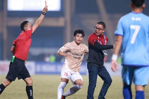 Huấn luyện viên Câu lạc bộ Công an Hà Nội xô xát với trọng tài