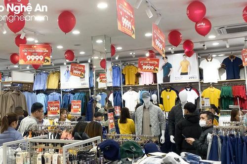 Rét kéo dài, các cửa hàng thời trang 'đẩy giá' hàng đông