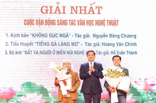 Trao giải Cuộc vận động sáng tác văn học nghệ thuật về xây dựng con người văn hóa Nghệ An