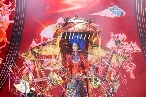 Top 38 thí sinh Hoa hậu Hoàn vũ Việt Nam trình diễn trang phục dân tộc
