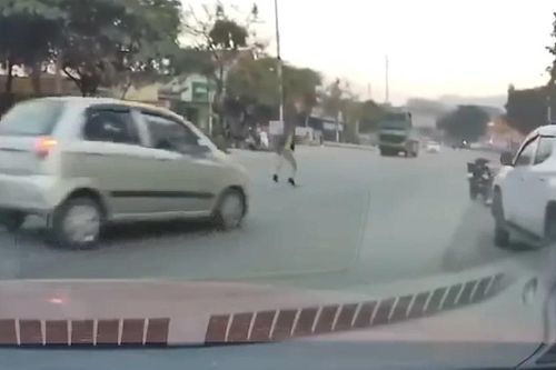 Khoảnh khắc người đàn ông suýt chết trước mũi ôtô vì sang đường bất cẩn