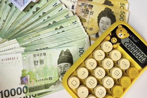 Chi tiêu quá tay, giới trẻ Hàn Quốc tìm về xu hướng chỉ dùng tiền mặt