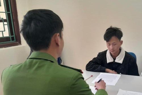 Vận động đối tượng truy nã ra đầu thú