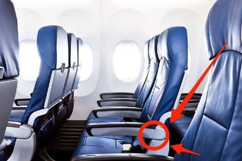 Nút bấm bí ẩn ở ghế máy bay giúp ngồi thoải mái nhiều người không biết
