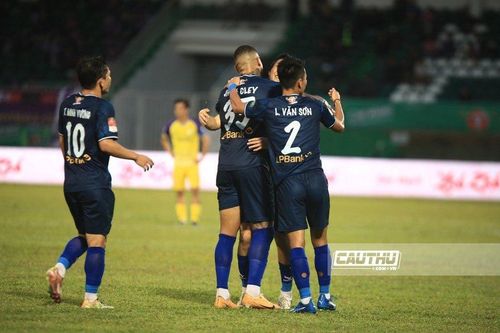 Thắng Hà Nội FC trong thế thiếu người, HAGL vẫn đứng chót bảng