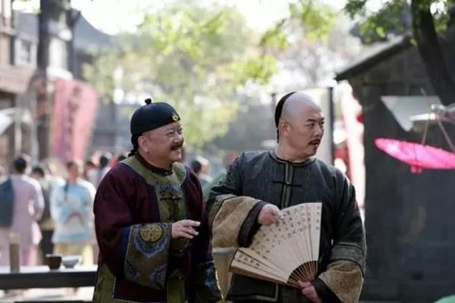 Cải trang vi hành đi xem bói, Càn Long được thầy tướng số phán thọ đến 80 tuổi, nghe xong ông ra lệnh thuộc hạ ám sát người này