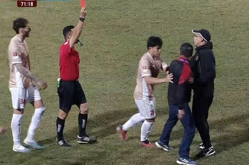 'Dí vua', đánh nguội và nỗi buồn bóng đá Việt Nam