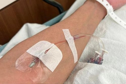 Nam ca sĩ Vbiz nhập viện cấp cứu ở Mỹ, nhiều đồng nghiệp cầu bình an