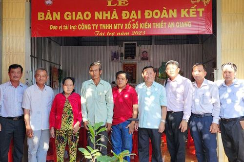 Bàn giao 40 nhà Đại đoàn kết cho hộ nghèo, cận nghèo huyện Châu Phú