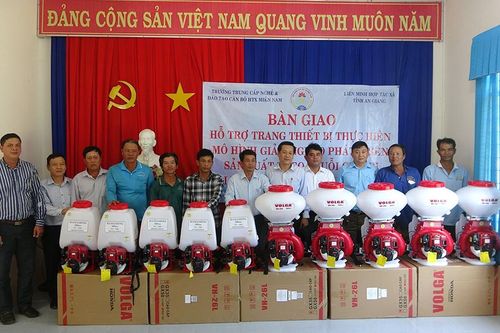 Bàn giao 72 máy nông nghiệp cho người dân vùng khó khăn huyện Tri Tôn