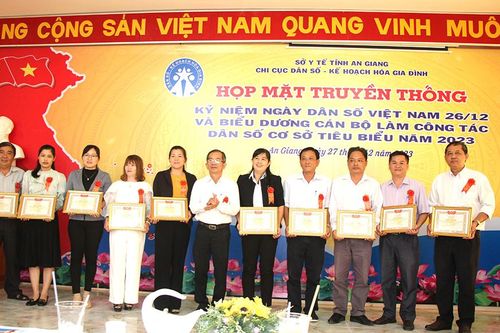 An Giang họp mặt Ngày Dân số và biểu dương cán bộ làm công tác dân số tiêu biểu
