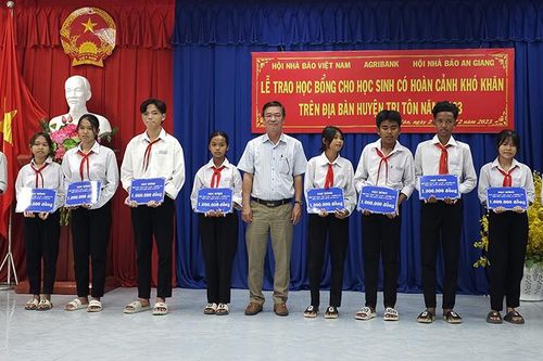 Hội Nhà báo Việt Nam trao học bổng cho 100 học sinh khó khăn huyện Tri Tôn