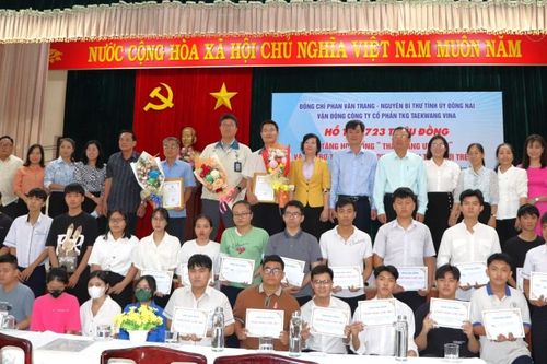 Công ty Teakwang Vina trao học bổng 'Thắp sáng ước mơ' cho 70 sinh viên, học sinh Vĩnh Cửu