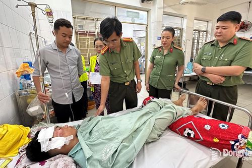 Công an tỉnh thăm hỏi một dân phòng bị tai nạn giao thông khi chặn bắt đối tượng vi phạm