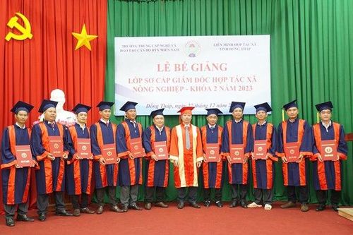 Trao chứng chỉ tốt nghiệp cho 33 học viên là giám đốc các hợp tác xã
