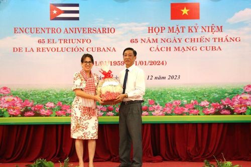 Họp mặt kỷ niệm 65 năm Ngày chiến thắng cách mạng Cộng hòa Cuba