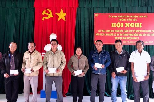 Đak Pơ tặng 20 suất quà cho người có uy tín