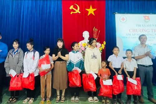 Ayun Pa: Tặng 90 suất quà cho học sinh có hoàn cảnh khó khăn